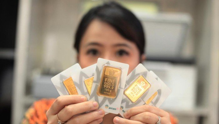 Harga Emas Antam Turun Tipis Rp1.000 Usai Cetak Rekor, Buyback Ikut Melemah