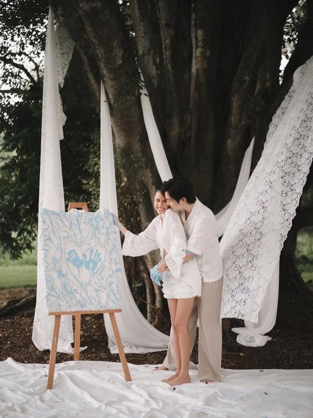 Momen Romantis Gender Reveal Angga Yunanda dan Shenina Cinnamon, “It’s a Boy!”