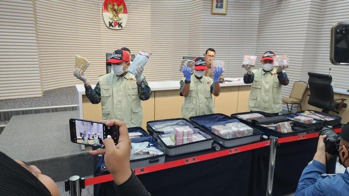 KPK Tahan Pejabat Bea Cukai, Sita Rp5,19 Miliar dari Safe House di Ciputat