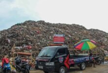 Sampah Menggunung 6 Meter di TPS Pasar Induk Kramat Jati, Pedagang Keluhkan Bau dan Akses Jalan