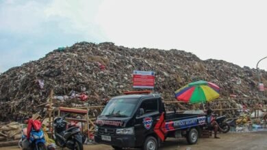 Sampah Menggunung 6 Meter di TPS Pasar Induk Kramat Jati, Pedagang Keluhkan Bau dan Akses Jalan