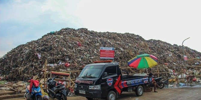 Sampah Menggunung 6 Meter di TPS Pasar Induk Kramat Jati, Pedagang Keluhkan Bau dan Akses Jalan