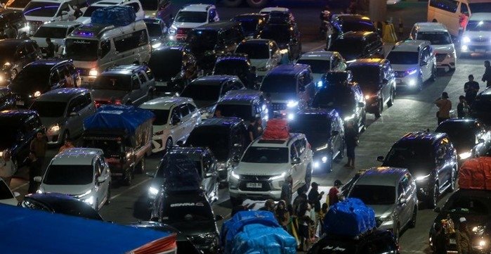 Arus Mudik Lebaran 2026, Pelabuhan Merak Ramai Pemudik, Polisi Perketat Pengamanan