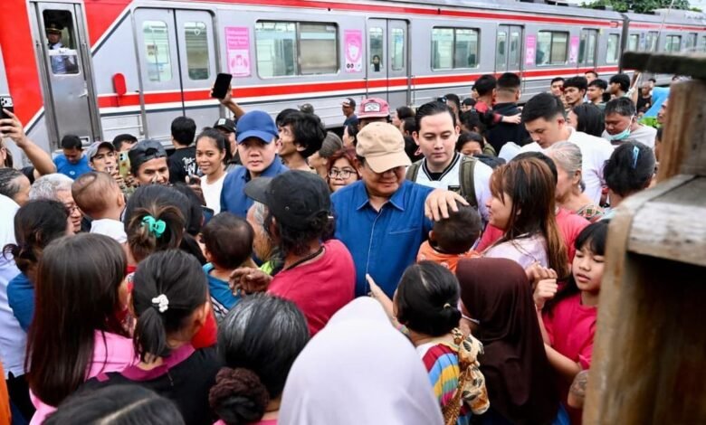 Presiden Prabowo Blusukan ke Bantaran Rel Senen, Perintahkan Bangun Rumah untuk Warga