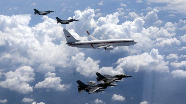 Momen HUT ke-80 TNI AU, Pesawat Kepresidenan Prabowo Dikawal 6 Jet Tempur TNI AU Saat Terbang ke Yogyakarta