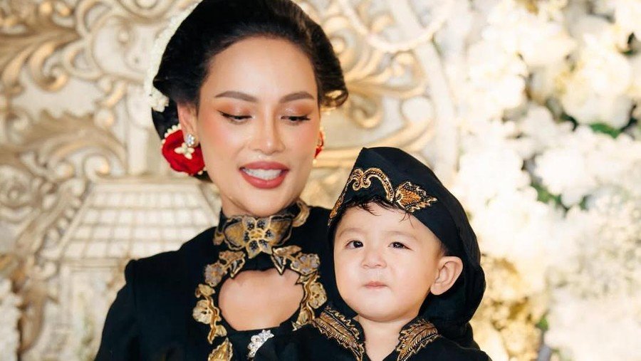 Momen Tedak Siten Putra Erika Carlina, Andrew Ambil Pesawat dan Gitar